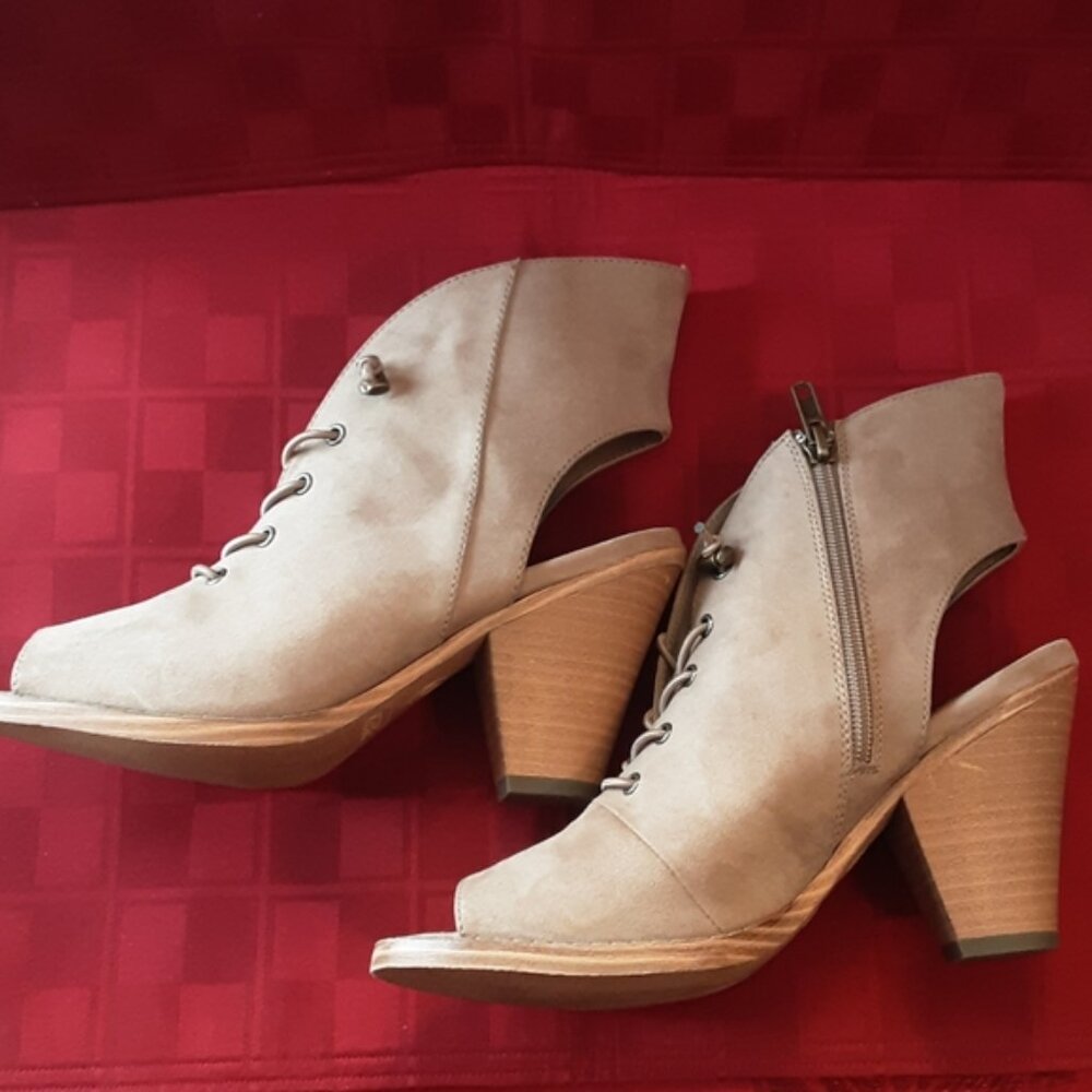 WOMENS SHOES - Picture 7 of 9